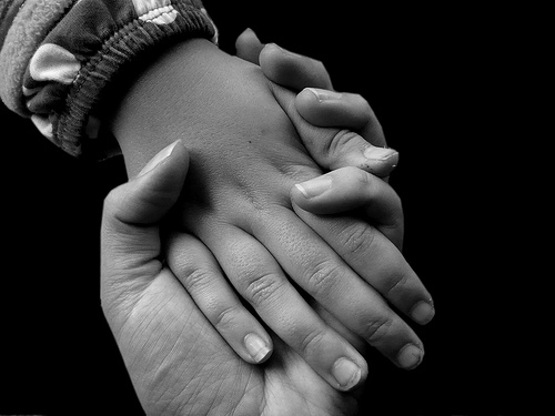 Erwachsenen-Hand hält Kinderhand
