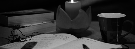 Tagebuch bei Kerze und Tee